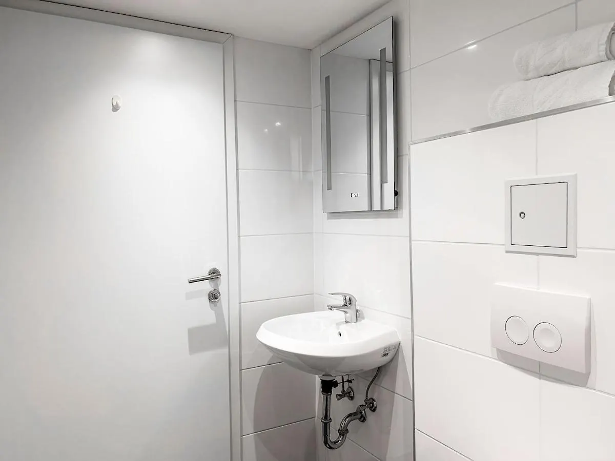 4 Mins To Metro I Wifi I 15 Mins To Inner City Bécs Apartman