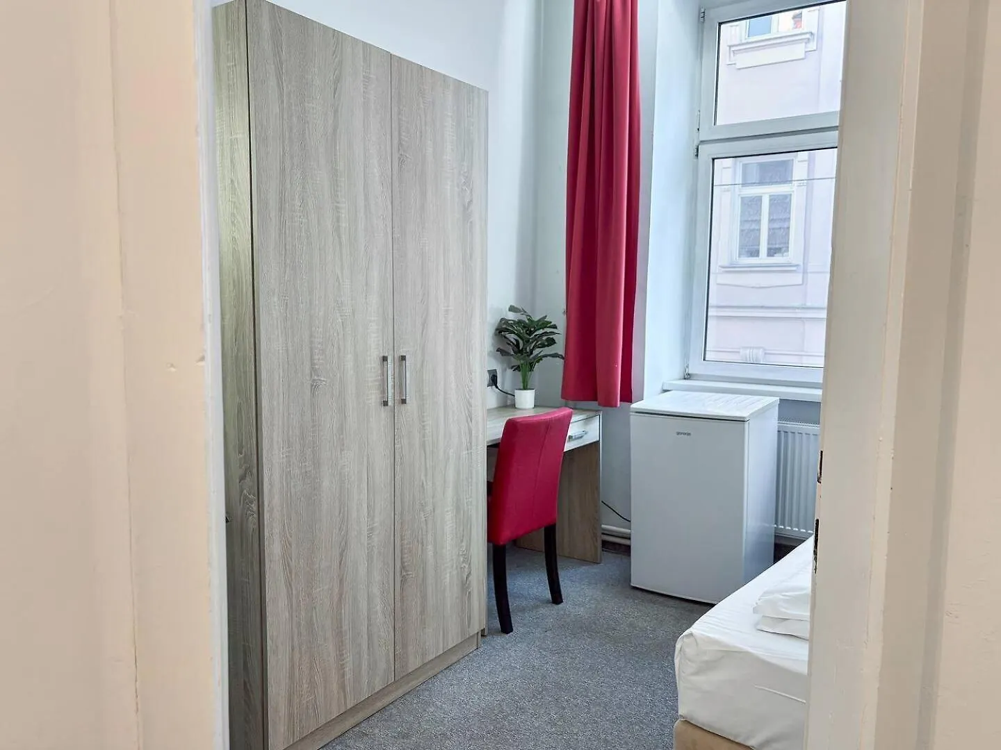4 Mins To Metro I Wifi I 15 Mins To Inner City Vienna 0*,  Austria